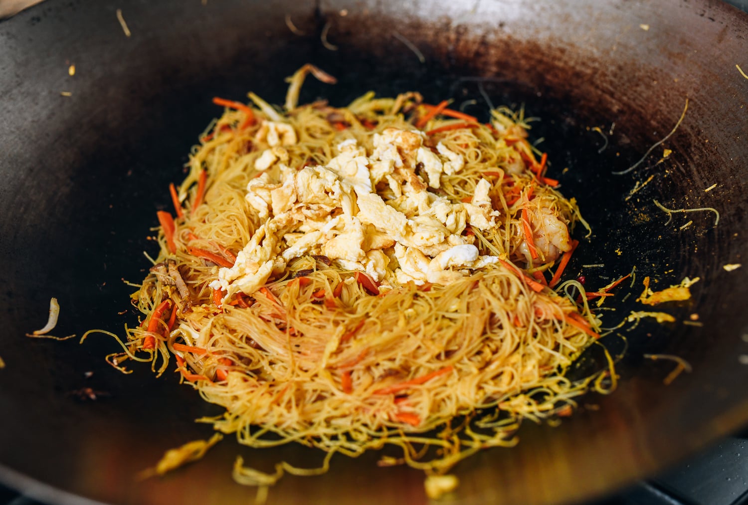 Adding cooked egg back to noodles in the wok, geagle.miooashdv.tk