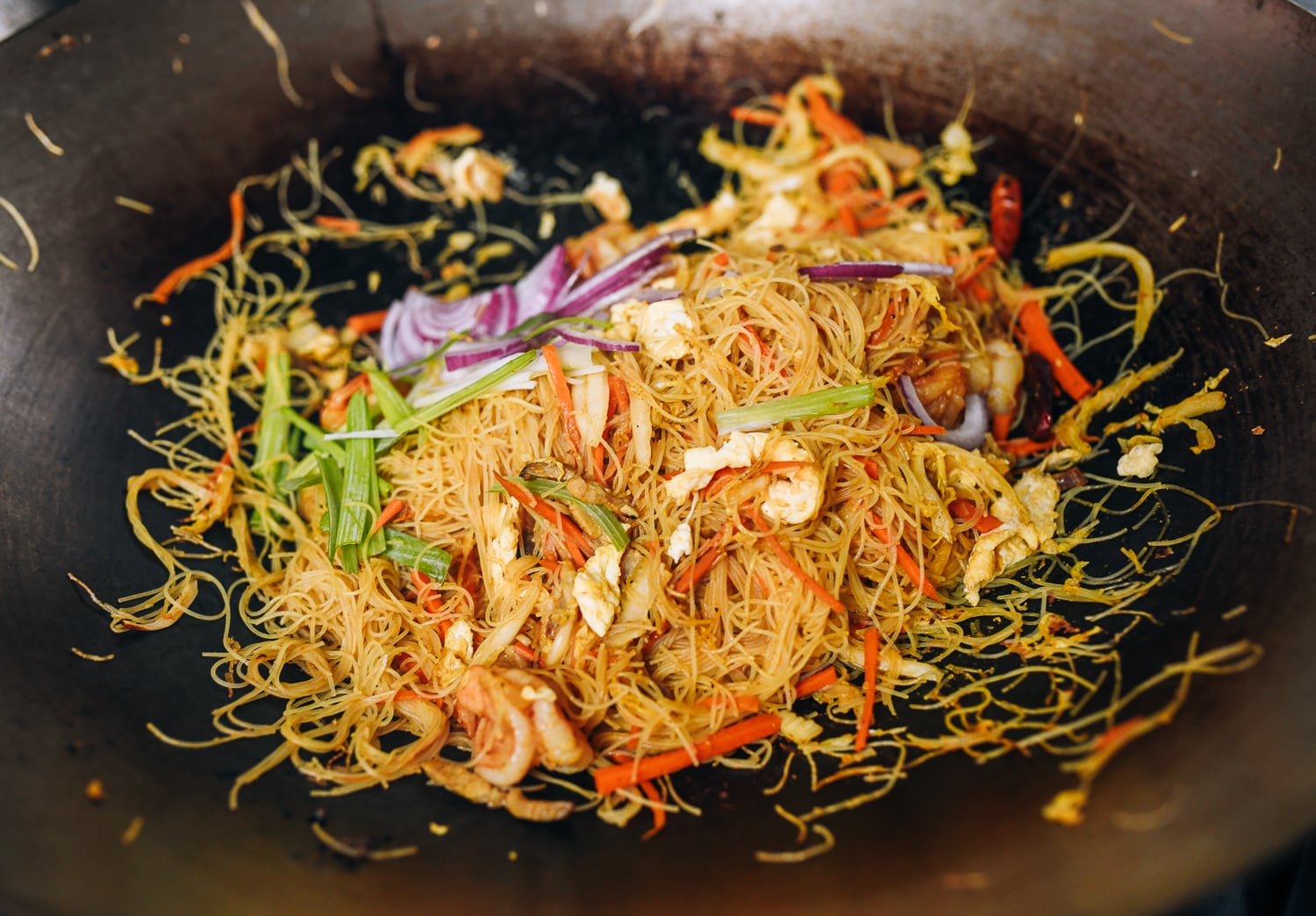 Adding scallions and red onion to Singapore Mei Fun, geagle.miooashdv.tk