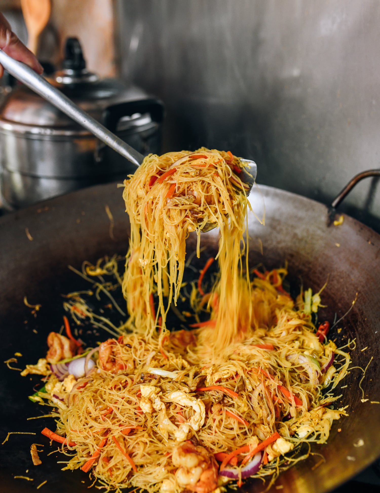 Stir-frying singapore mei fun, geagle.miooashdv.tk