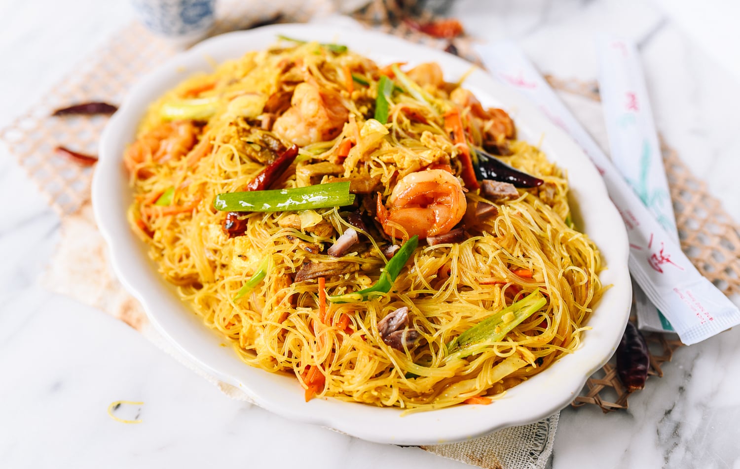 Singapore Mei Fun Rice Noodles on white plate, geagle.miooashdv.tk
