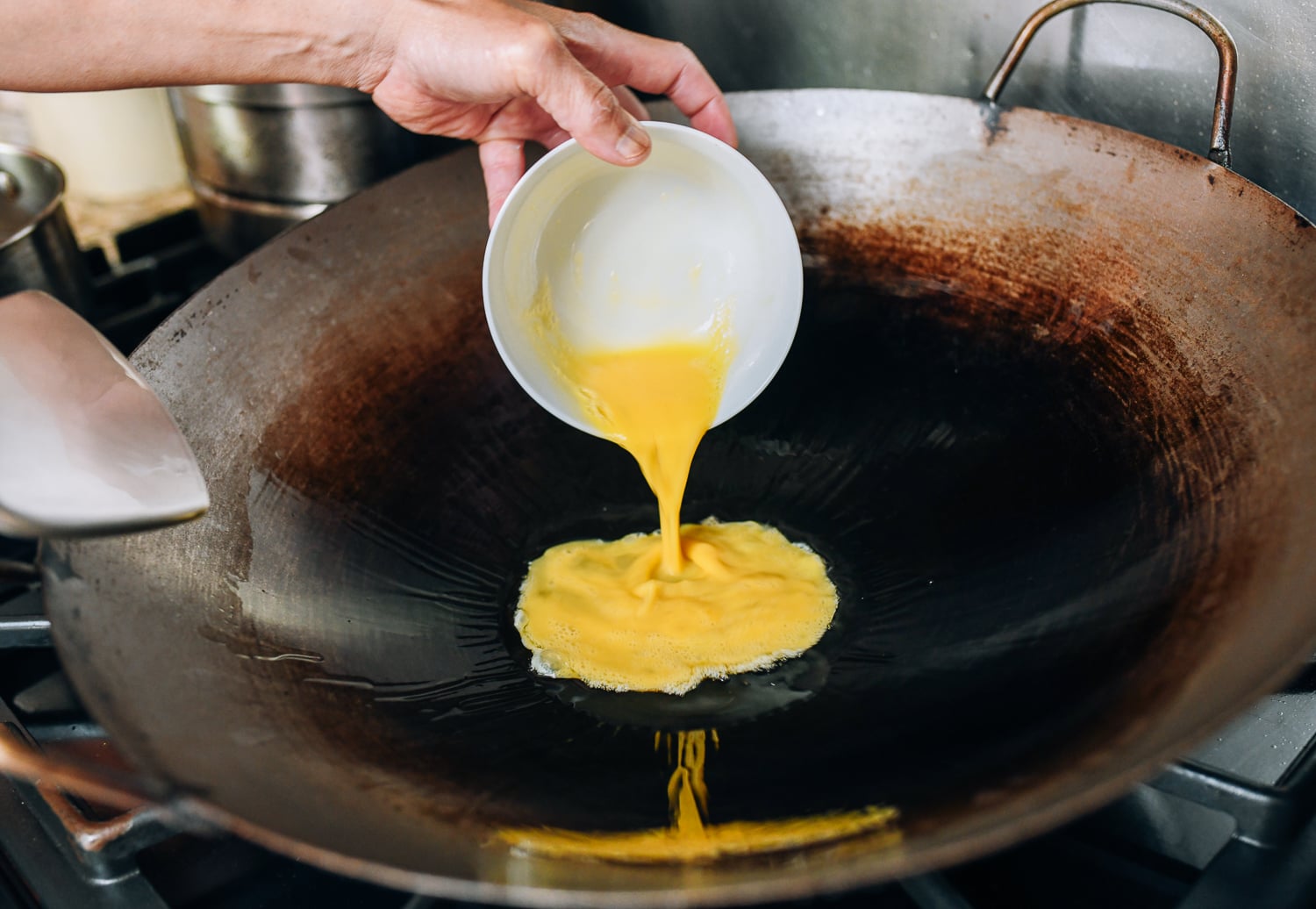 Adding beaten eggs to hot wok, geagle.miooashdv.tk