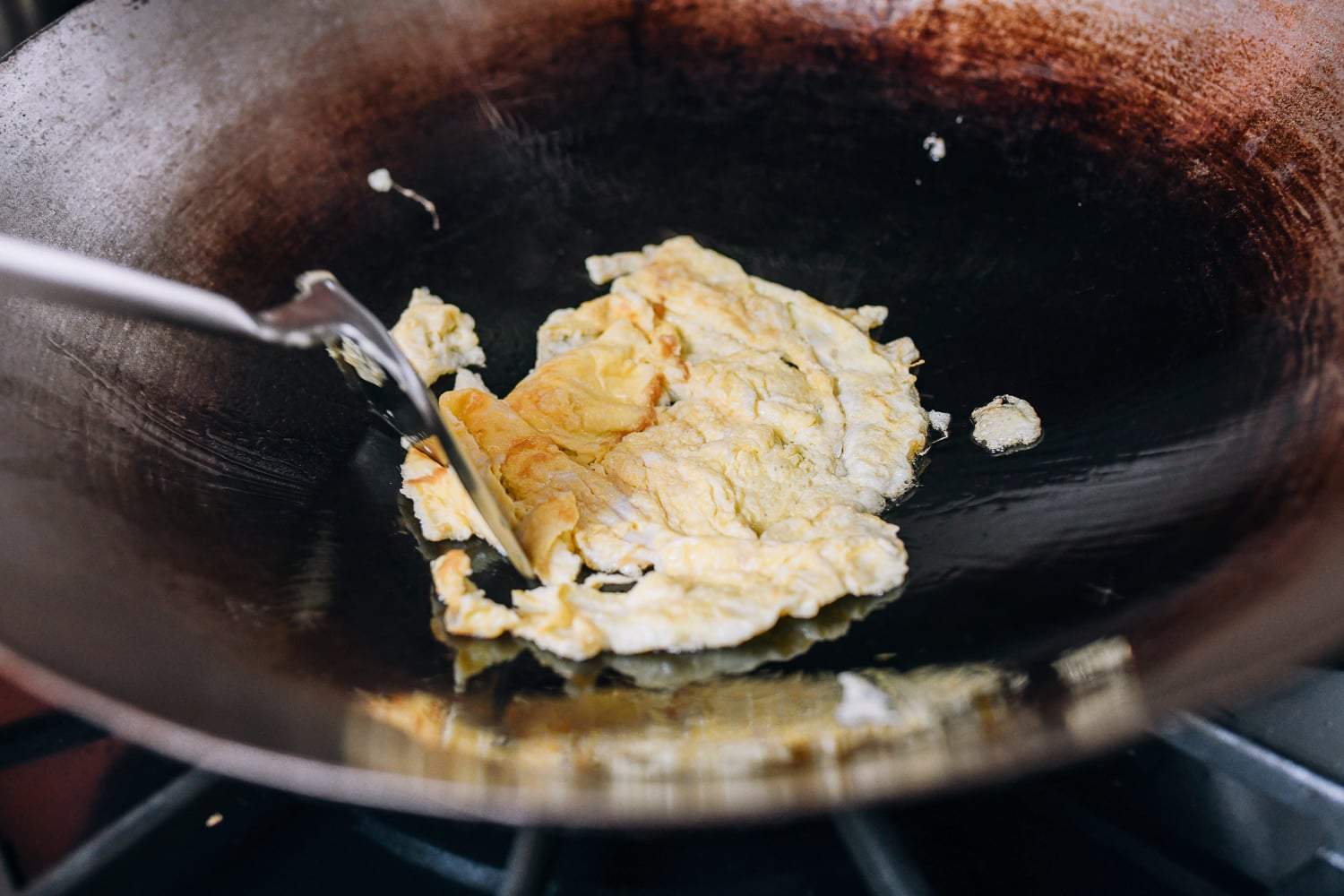 Breaking up scrambled eggs with wok spatula, geagle.miooashdv.tk