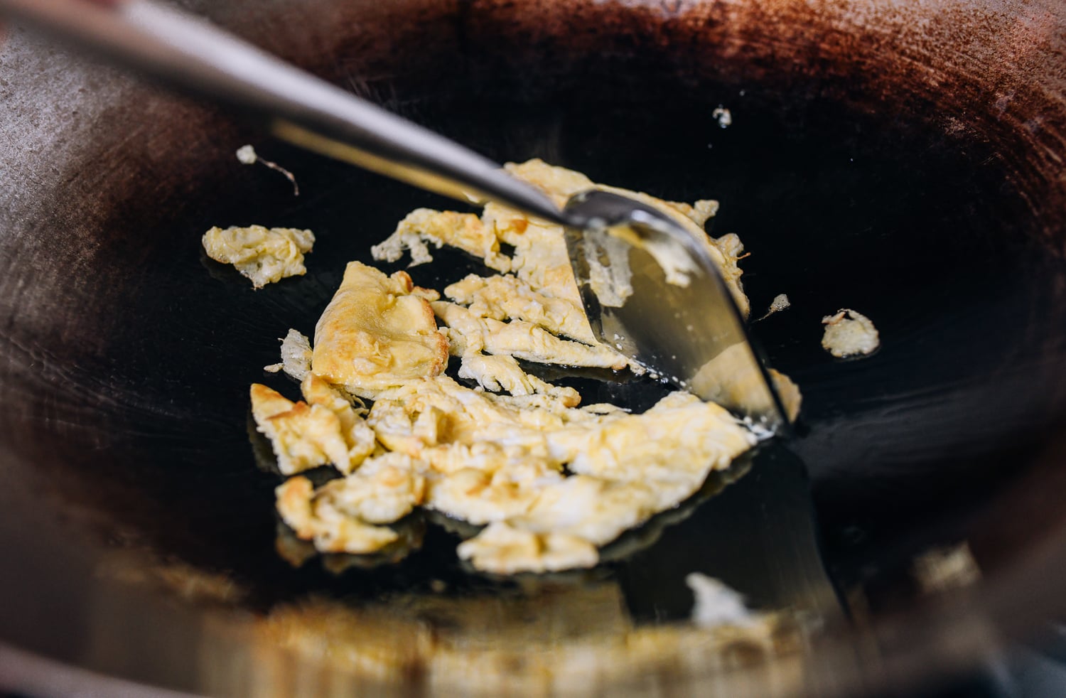 Breaking up scrambled eggs with wok spatula, geagle.miooashdv.tk