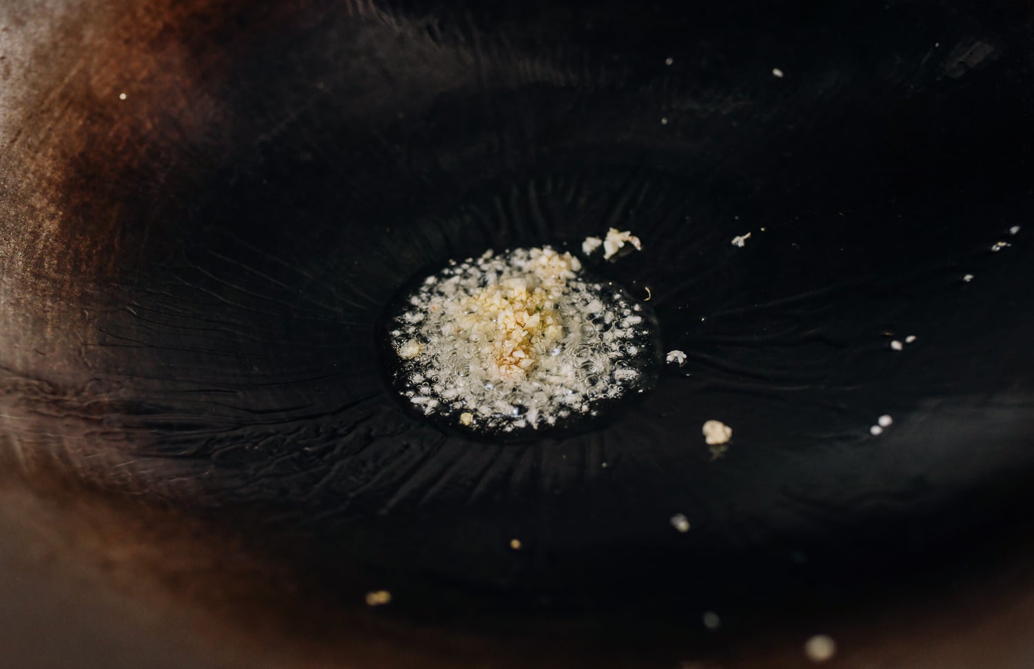Oil and garlic in wok, geagle.miooashdv.tk