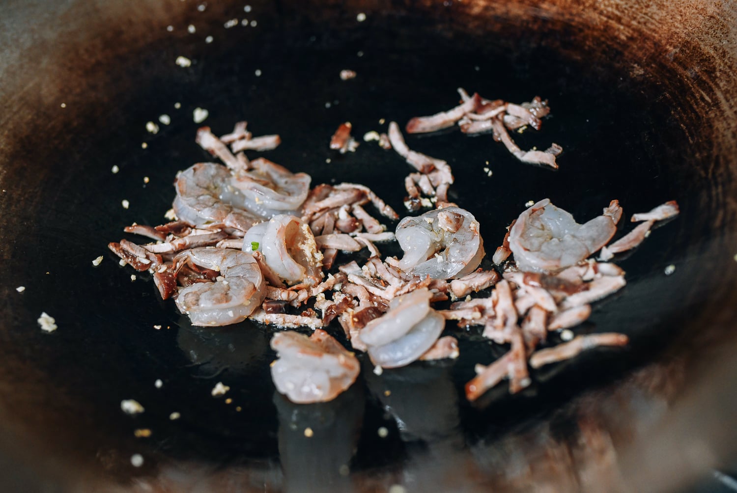 Adding shrimp and roast pork to wok, geagle.miooashdv.tk