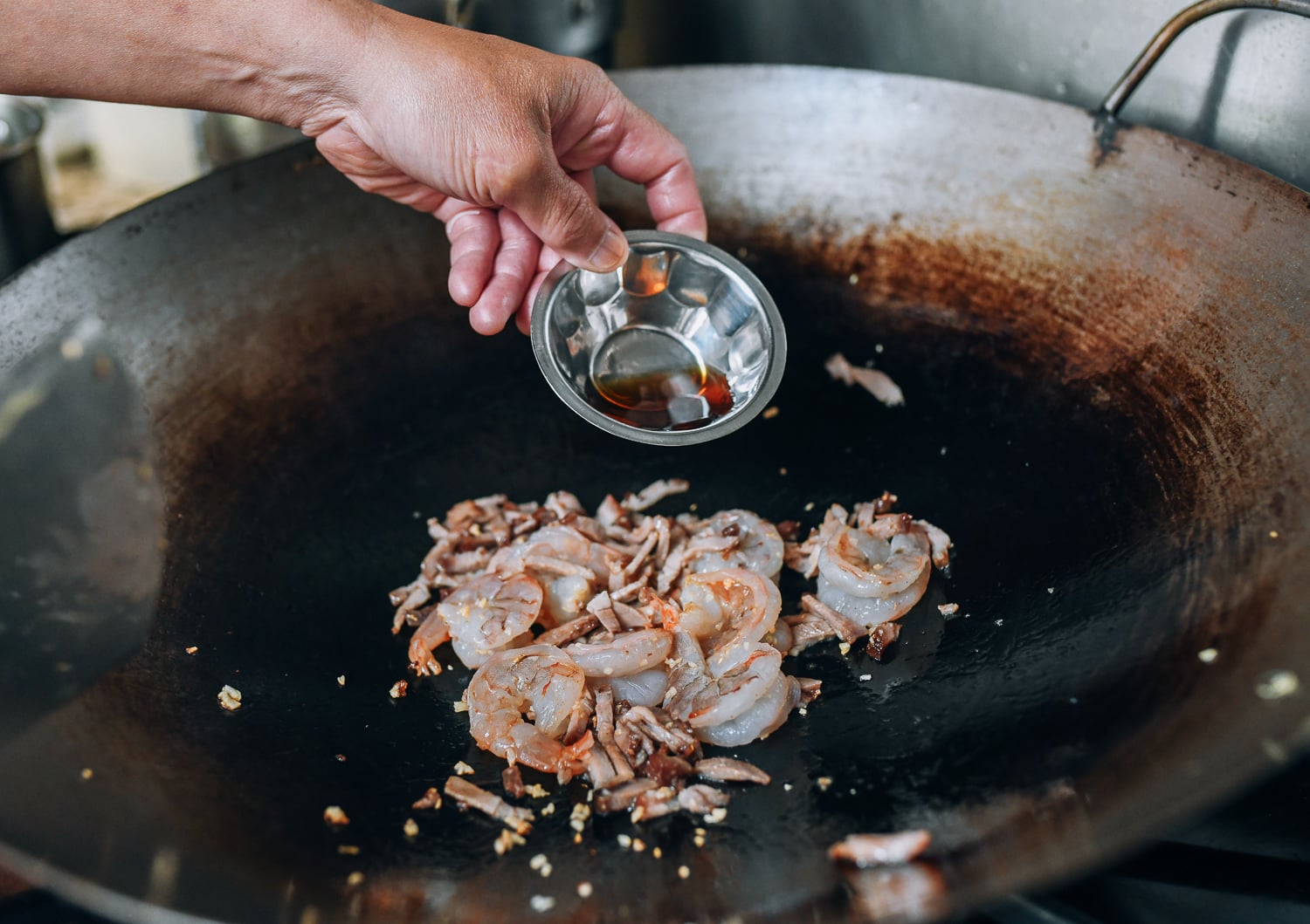 Adding Shaoxing wine to shrimp and pork, geagle.miooashdv.tk