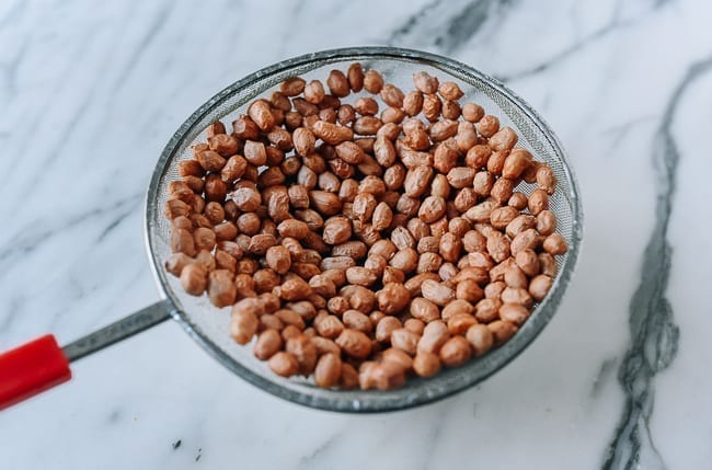 Peanuts in strainer, geagle.miooashdv.tk