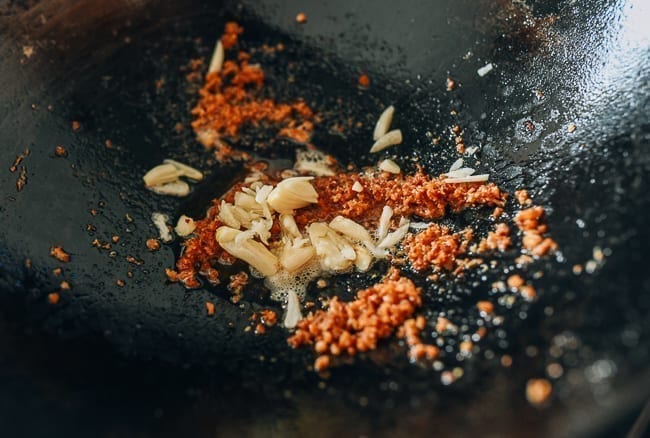 Adding garlic to fried shrimp powder, geagle.miooashdv.tk