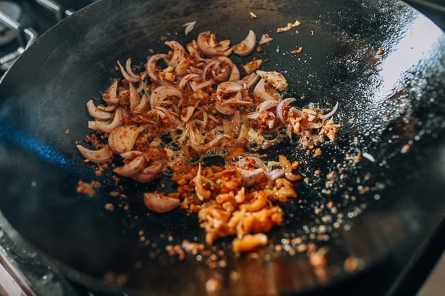 Adding zhacai to pad Thai mixture, geagle.miooashdv.tk