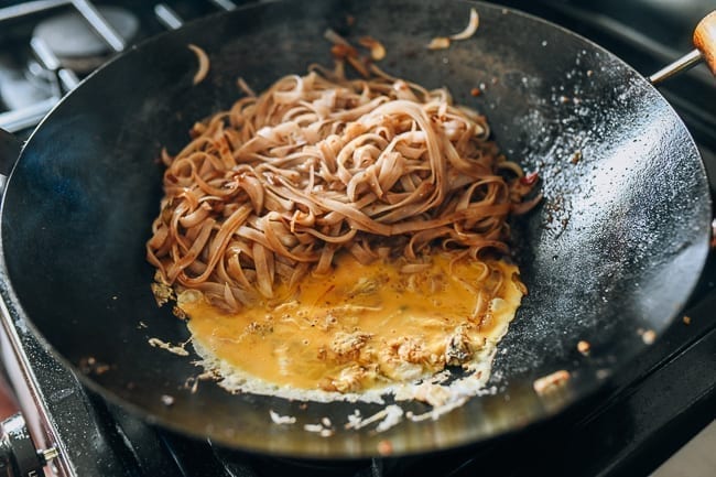 Scrambling eggs into pad thai noodles, geagle.miooashdv.tk