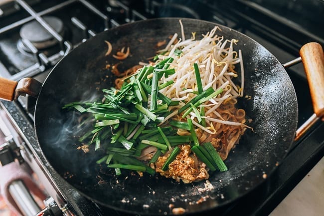 Adding garlic chives and bean sprouts to wok, geagle.miooashdv.tk