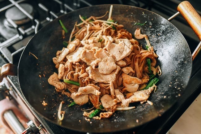 Adding chicken back to wok with noodles, geagle.miooashdv.tk