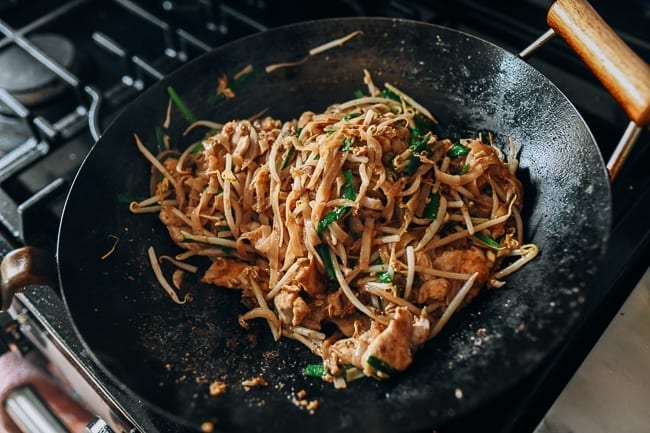 Stir-frying pad thai in wok, geagle.miooashdv.tk