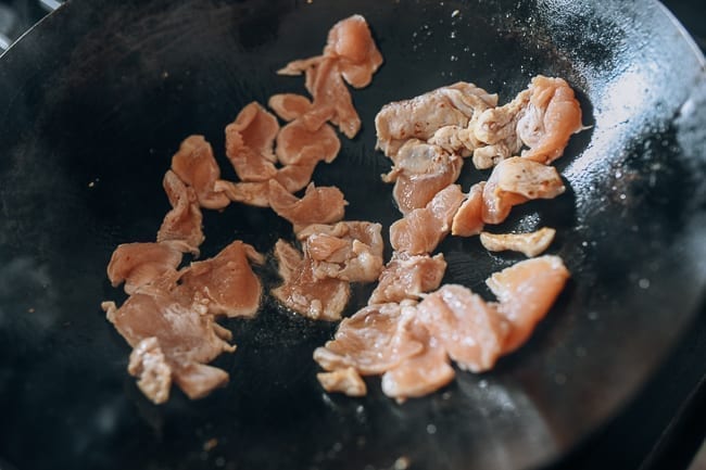 Searing sliced chicken in wok, geagle.miooashdv.tk