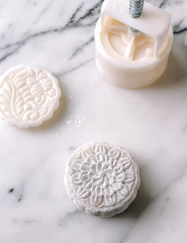 Snow Skin Mooncake released from mold, geagle.miooashdv.tk