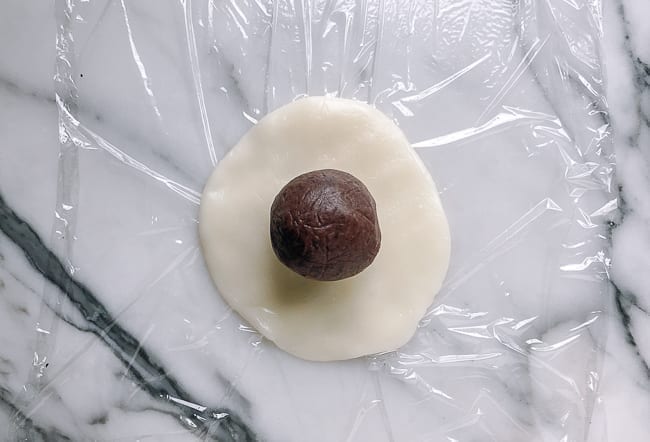 Ball of filling on disc of mochi dough, geagle.miooashdv.tk
