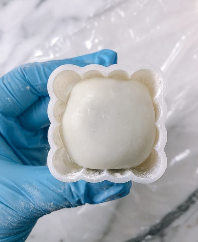 Snow skin mooncake dough and filling ball inside mold, geagle.miooashdv.tk