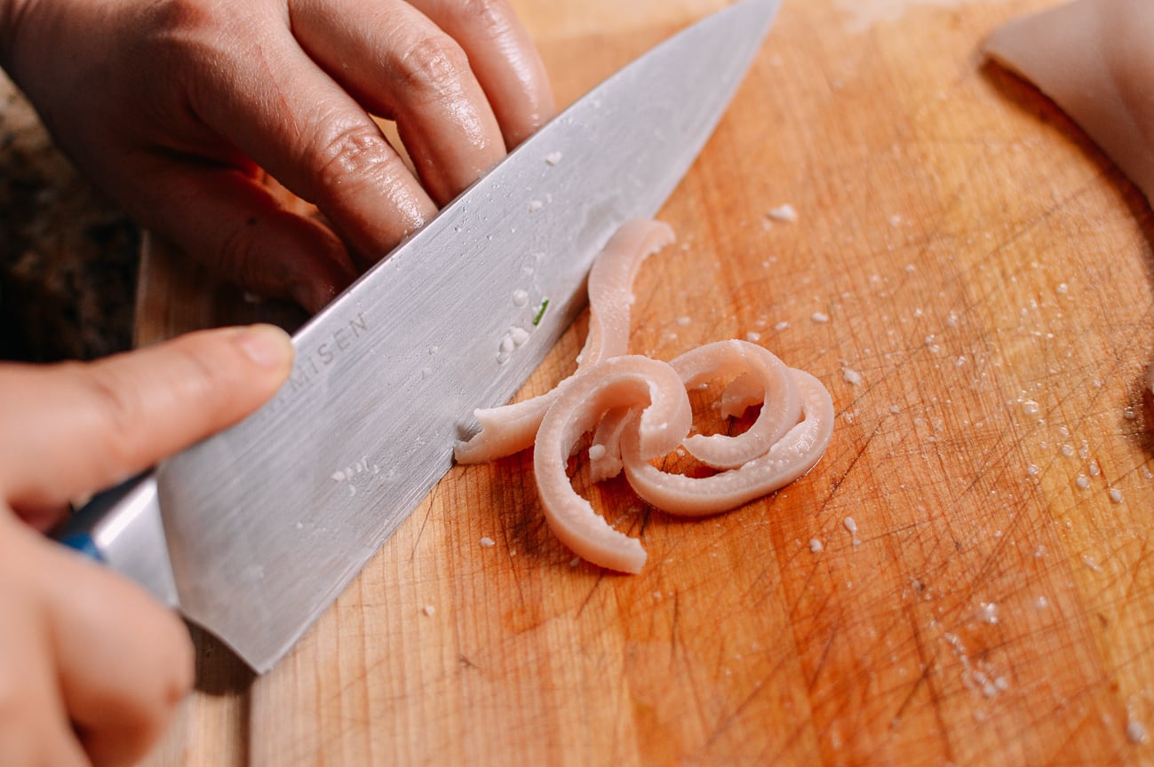Slicing blanched pork skin, geagle.miooashdv.tk