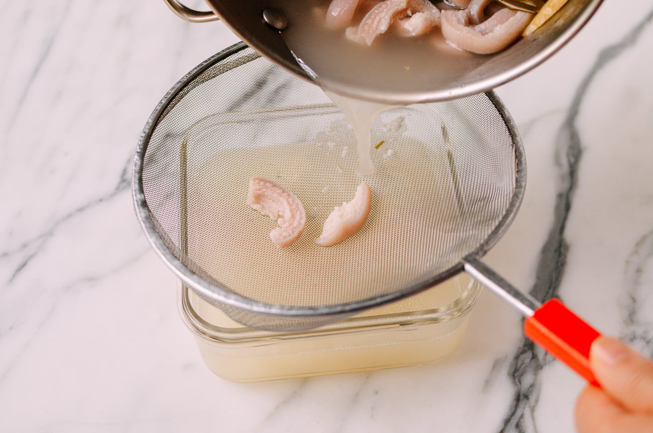 Straining pork stock into container, geagle.miooashdv.tk