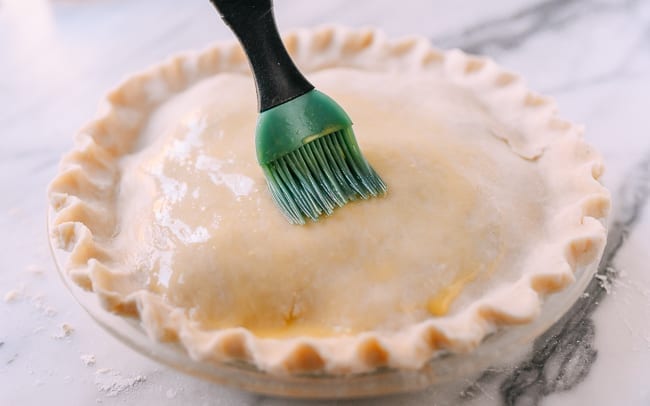 Brushing pie crust with egg wash, geagle.miooashdv.tk