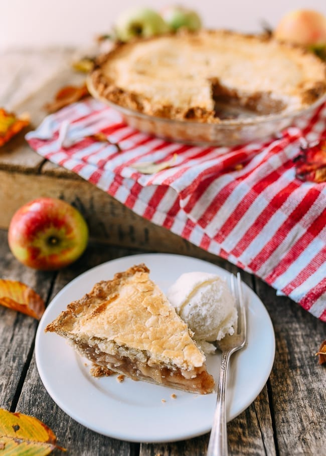 Slice of flaky apple pie with ice cream, geagle.miooashdv.tk
