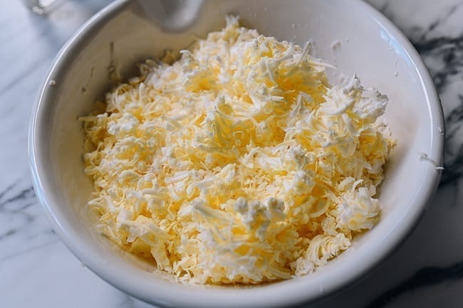 Flour and grated butter in mixing bowl, geagle.miooashdv.tk