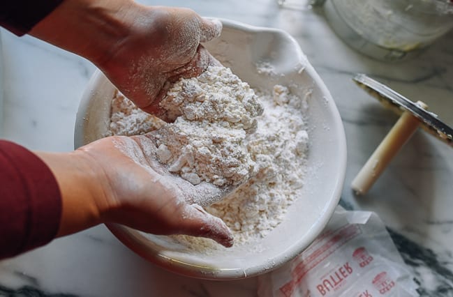 Combining flour and butter with hands, geagle.miooashdv.tk