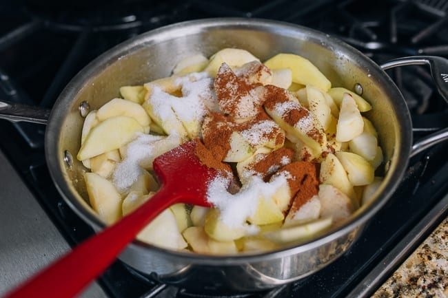 Adding cinnamon, sugar, and lemon juice to apples, geagle.miooashdv.tk