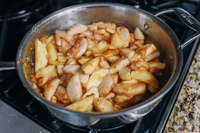 Partially cooked apple pie filling in pan, geagle.miooashdv.tk