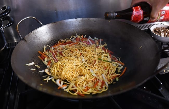 Stir-frying lo mein noodles, geagle.miooashdv.tk