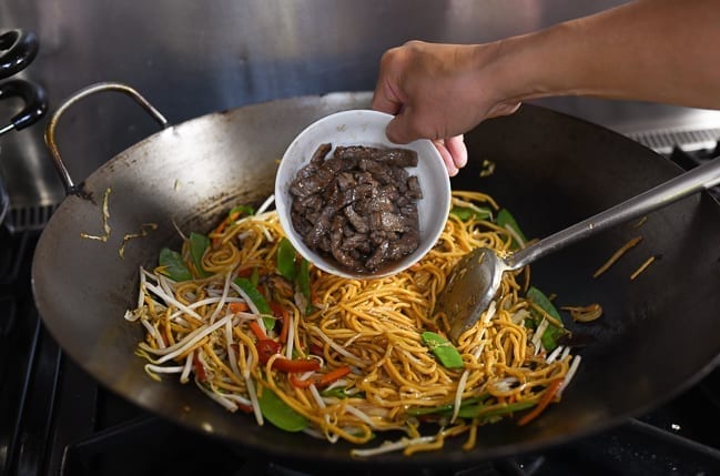 Adding cooked beef back to lo mein in wok, geagle.miooashdv.tk