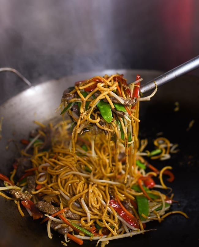 Lifting lo mein with wok spatula, geagle.miooashdv.tk