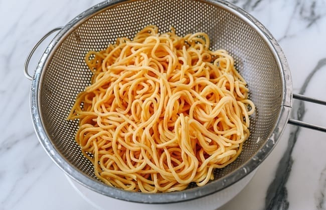 Lo mein noodles in a colander, geagle.miooashdv.tk