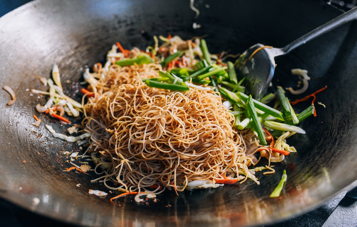 Adding rice noodles and scallions to wok, geagle.miooashdv.tk