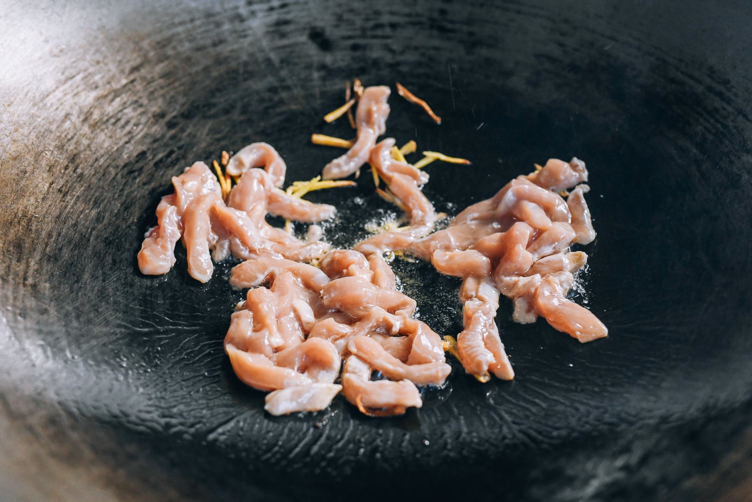 Adding chicken to ginger in wok, geagle.miooashdv.tk