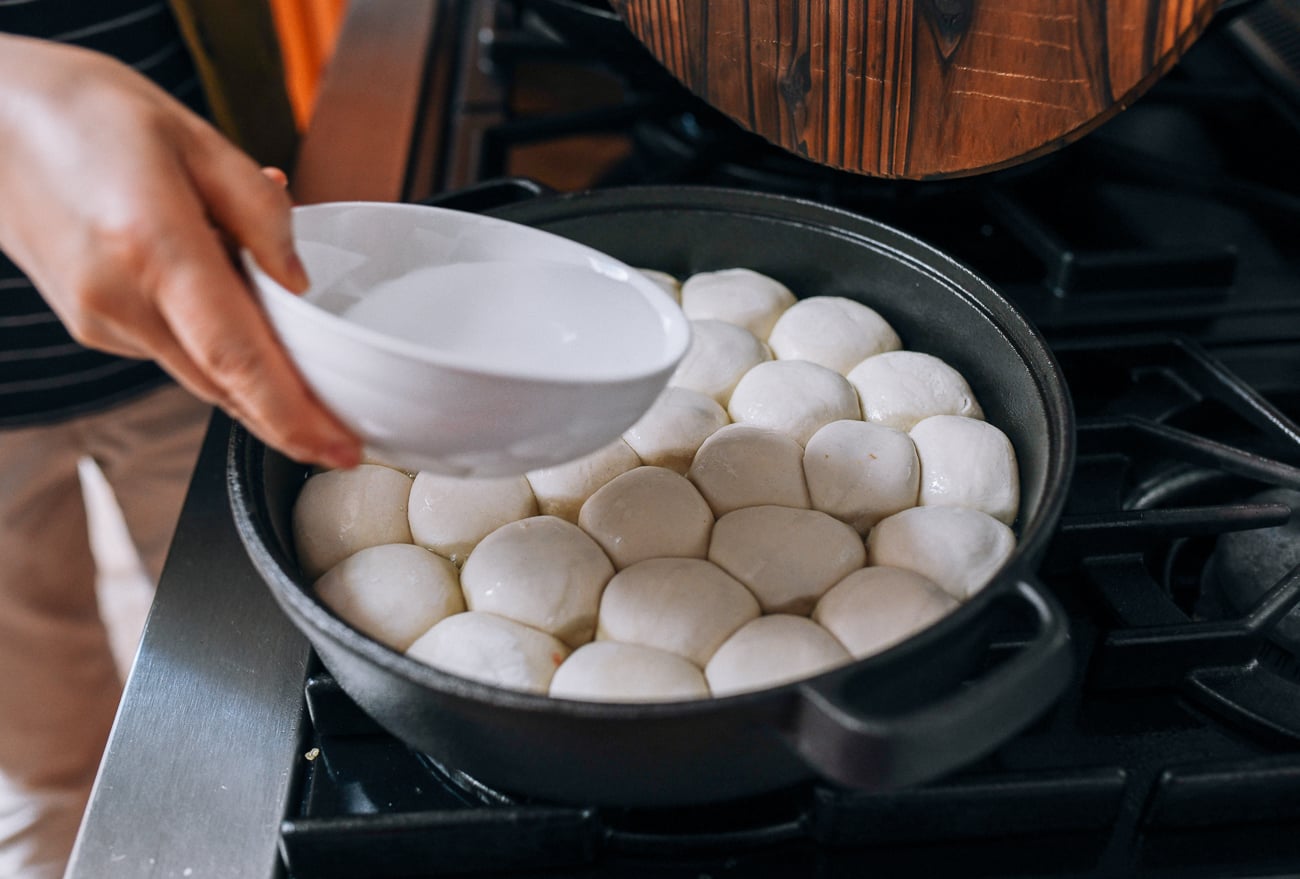 Adding water to pan of Shengjian Bao, geagle.miooashdv.tk