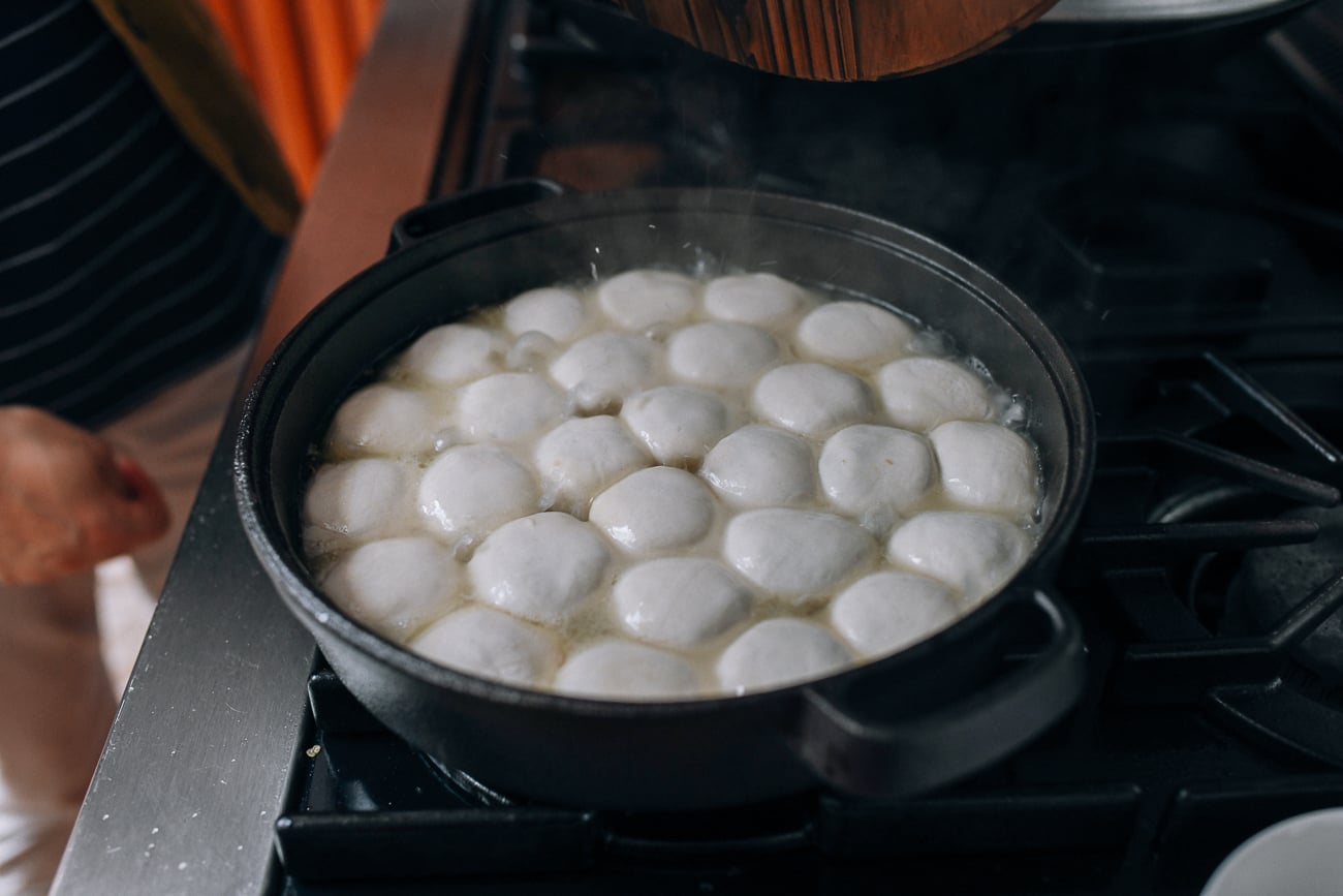 Water sizzling and bubbling in pan of Shengjian bao, geagle.miooashdv.tk