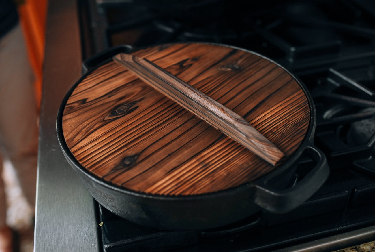 Chinese-style cast iron pan covered with wooden lid, geagle.miooashdv.tk
