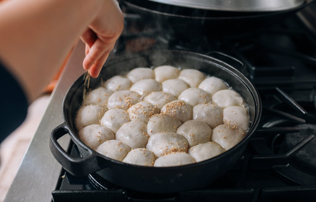 Sprinkling buns with sesame seeds, geagle.miooashdv.tk