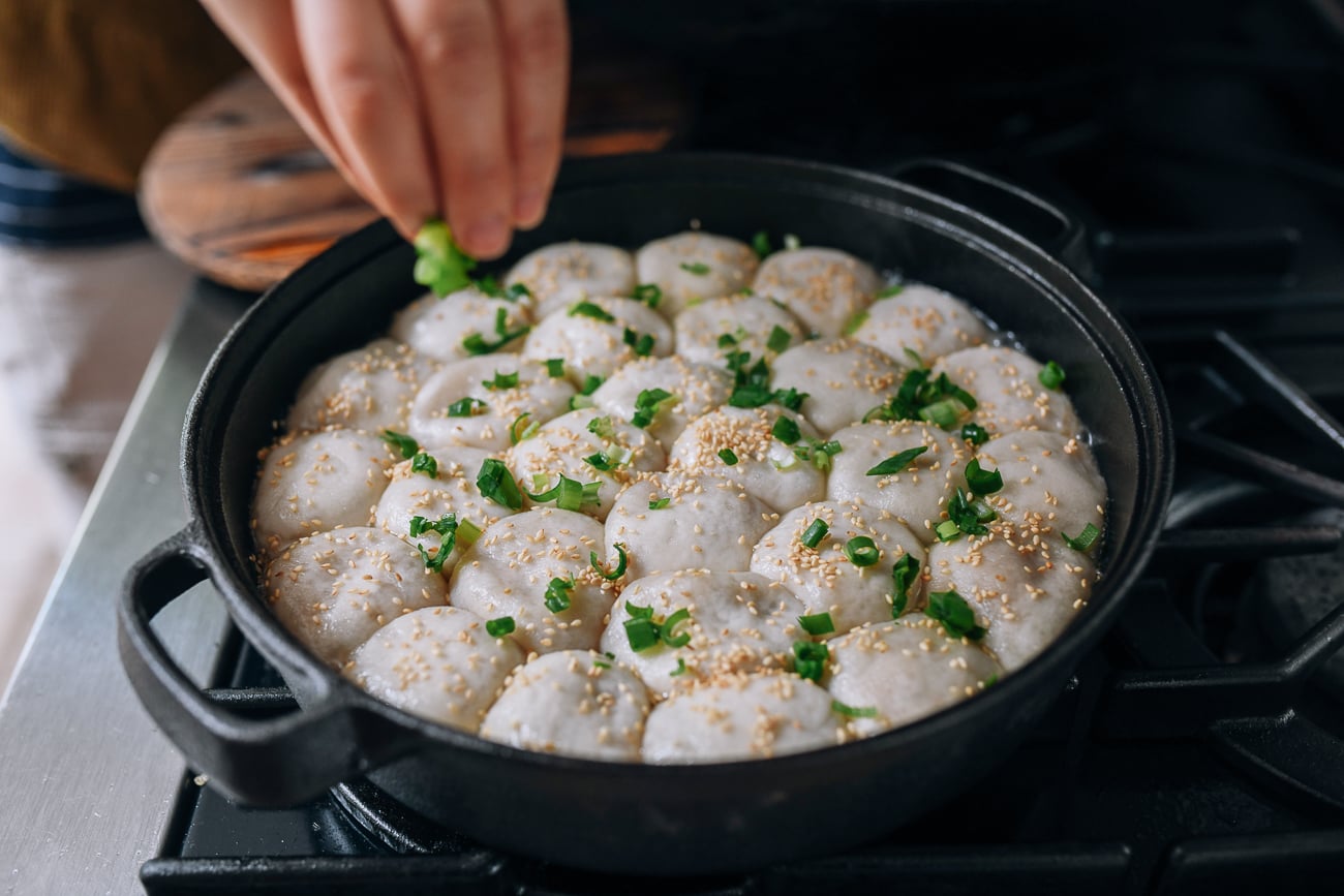 Sprinkling buns with scallions, geagle.miooashdv.tk