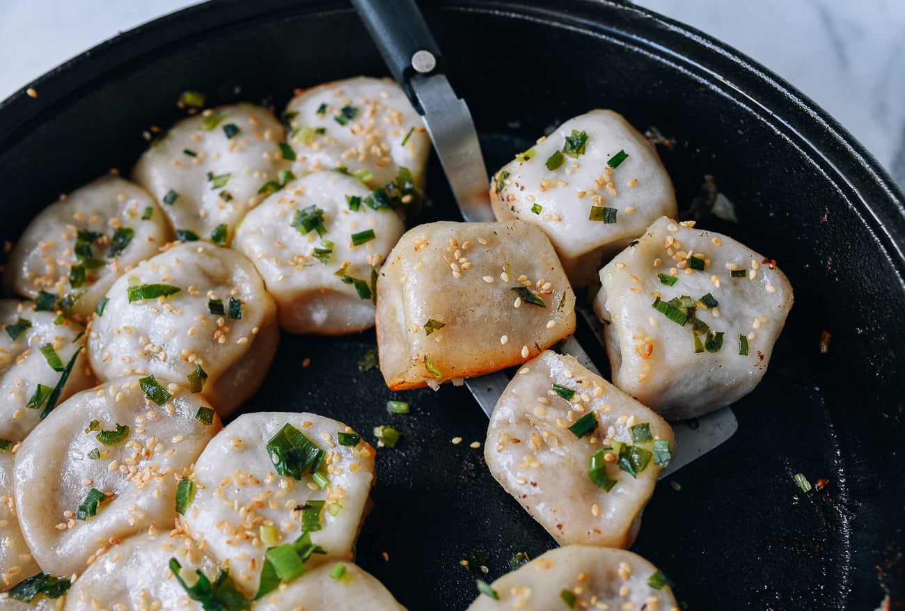 Taking Shengjian Mantou out of cast iron pan with spatula, geagle.miooashdv.tk