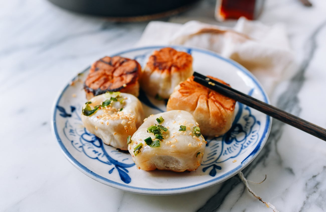 Plate of golden brown shengjian bao, geagle.miooashdv.tk