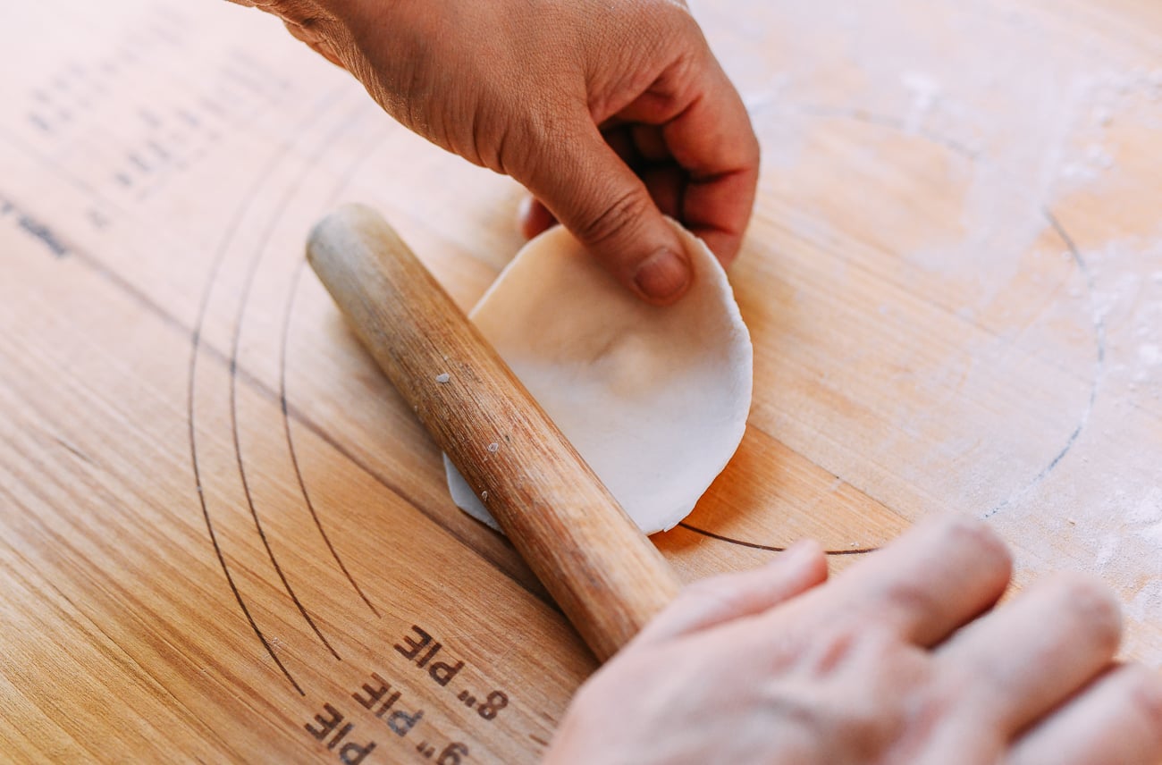 Rolling shengjian bao dough into round circles using a Chinese rolling pin, geagle.miooashdv.tk
