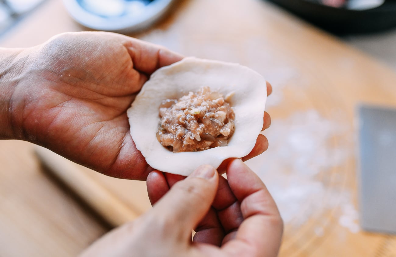 2 tablespoons of shengjian bao filling in center of rolled dough, geagle.miooashdv.tk