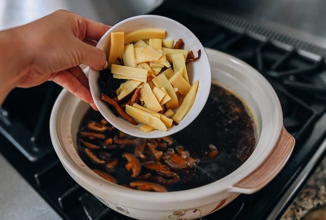 Adding mushrooms, lily flowers, and bamboo shoots to pot of soup, geagle.miooashdv.tk