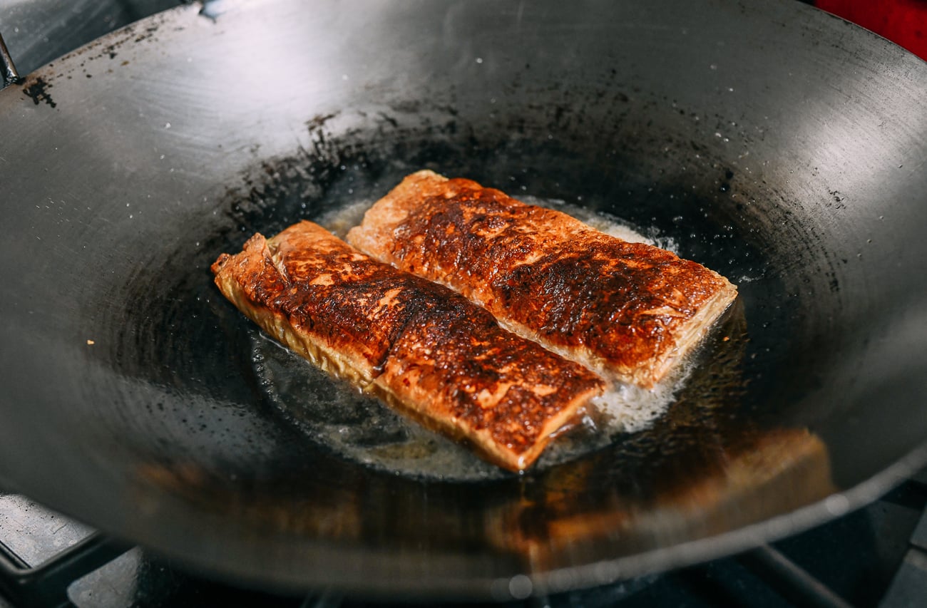 Adding sauce mixture to bean curd rolls