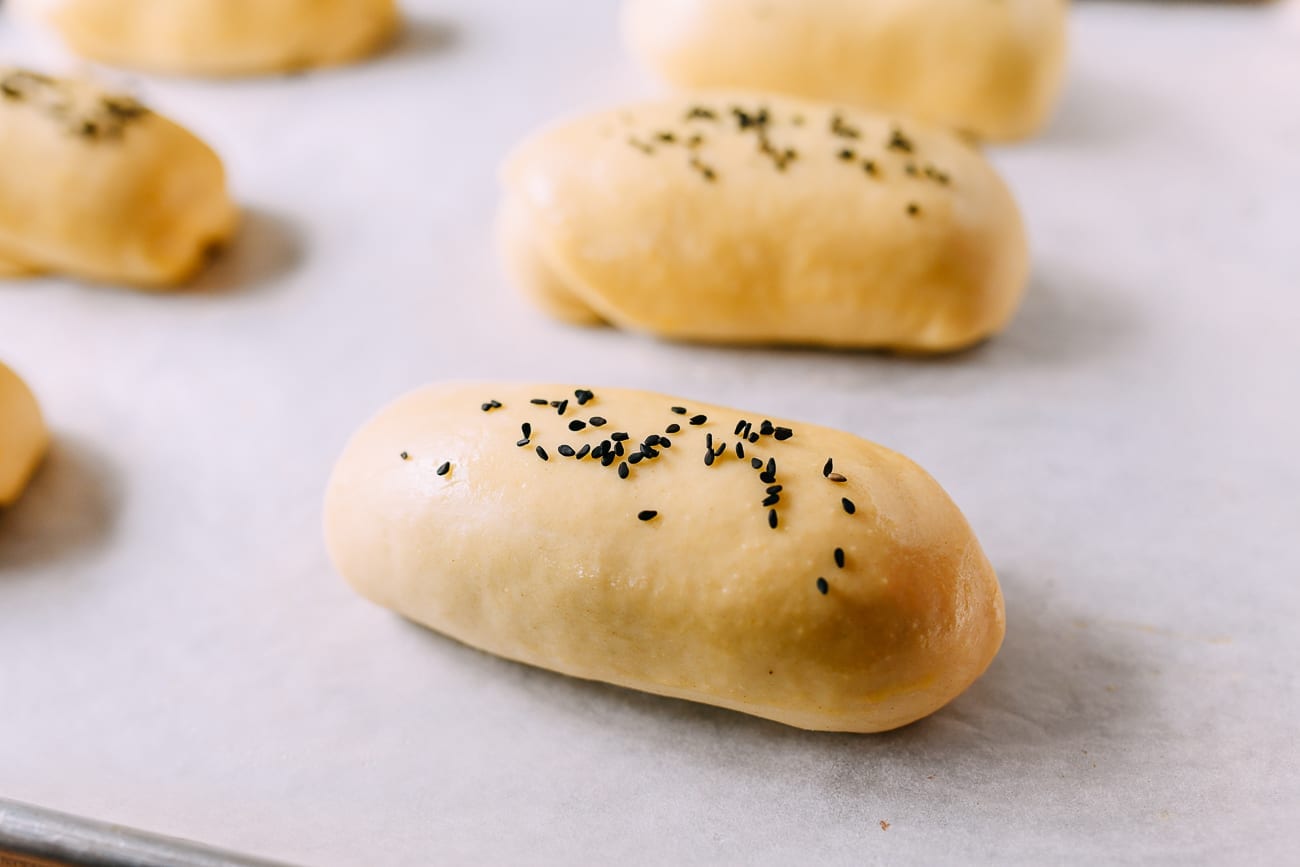 Buns brushed with egg wash and sprinkled with sesame seeds