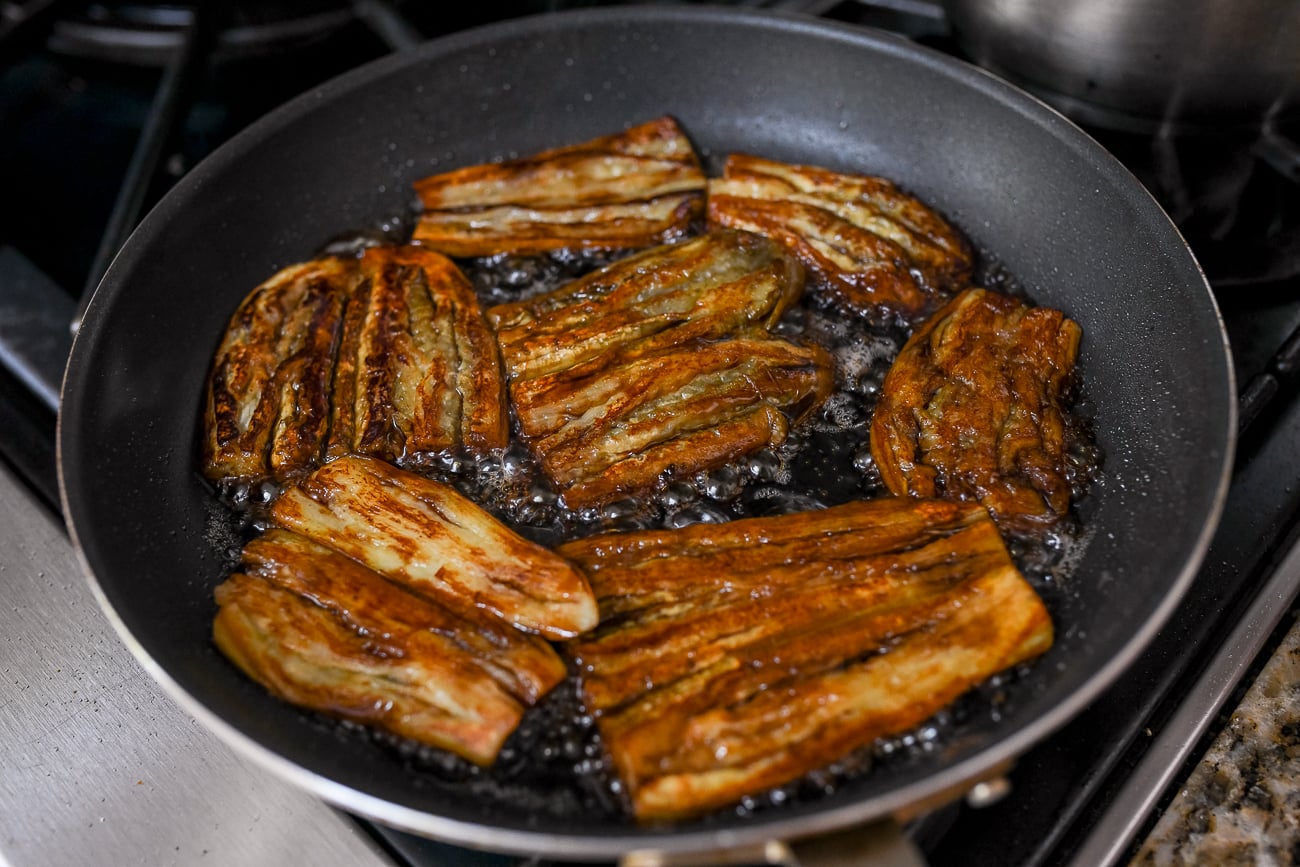 Braising pan-fried steamed eggplant in sauce