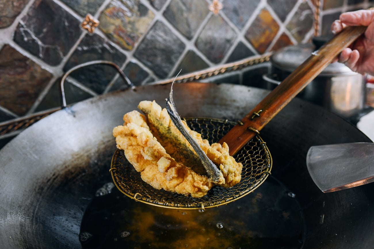 Removing fried fillets from oil using Chinese spider