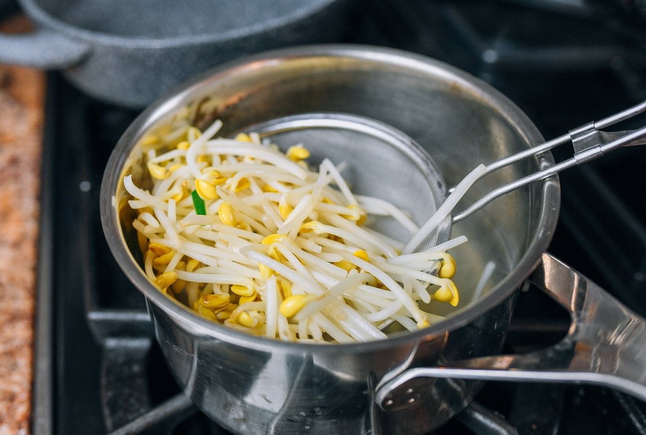 blanching bean sprouts